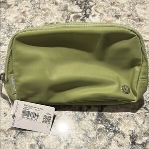 lululemon Everglade green 1L belt bag